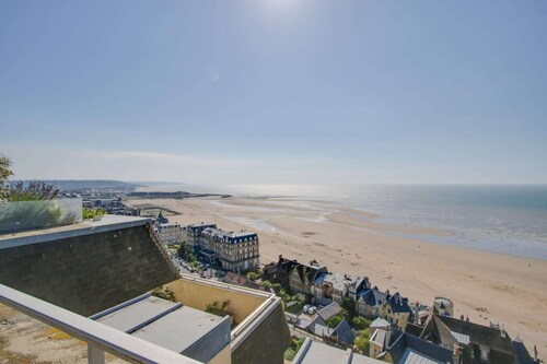 Duplex apartment with sea view and roof terrace