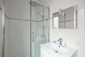 Douche, séchoir à cheveux, serviettes fournies