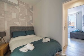 1 habitación, escritorio, tabla de planchar con plancha y cuna de viaje 