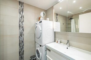 シャワー、ヘアドライヤー、タオル