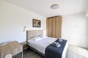 1 habitación, escritorio, tabla de planchar con plancha y wifi gratis 