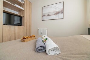 1 bedroom, desk, iron/ironing board, travel crib - Sunny getaway with balcony and A/C in Antibes (Antibes)