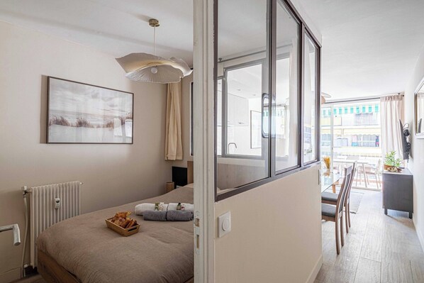 1 Schlafzimmer, Schreibtisch, Bügeleisen/Bügelbrett, Reisekinderbett