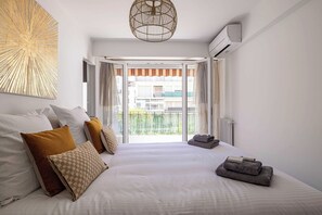 2 chambres, bureau, fer et planche à repasser, lit parapluie