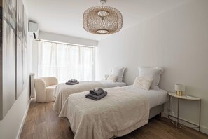 2 Schlafzimmer, Schreibtisch, Bügeleisen/Bügelbrett, Reisekinderbett