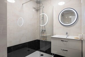 Dusche, Haartrockner, Handtücher