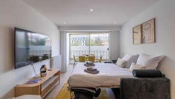 2 habitaciones, escritorio y tabla de planchar con plancha