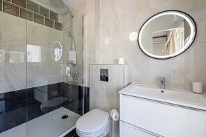 Douche, sèche-cheveux, serviettes fournies