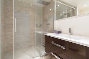 Douche, articles de toilette gratuits, sèche-cheveux