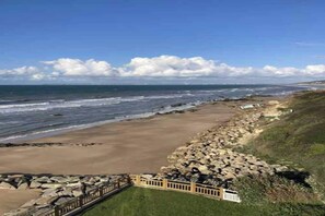 On the beach - The Benervilloise villa with its feet in the water (Benerville-sur-Mer)