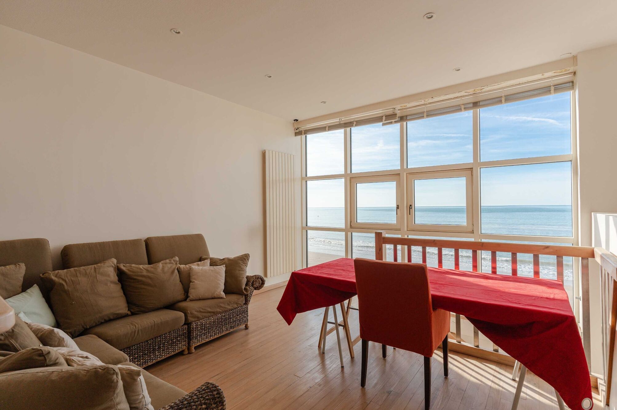 Smart TV, chimenea y oficina 