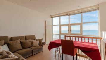 Smart TV, chimenea y oficina