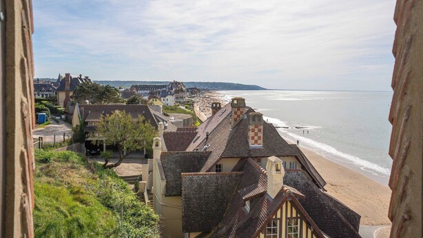 Une ville côtière dotée d’une architecture traditionnelle, d’une plage et offrant une vue sur la mer.