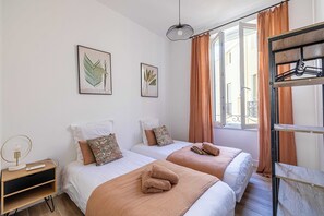 2 dormitorios, tabla de planchar con plancha, Internet y ropa de cama