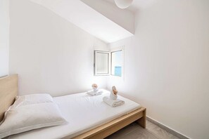 2 soverom, skrivebord, strykejern/-brett og reiseseng for barn