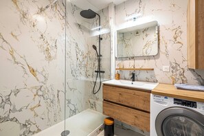 Shower, hair dryer, towels