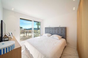 5 dormitoris, escriptori i planxa i posts de planxar 