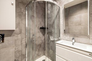 Regadera, secadora de cabello, toallas 