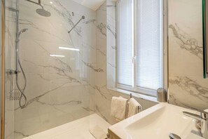 Shower, hair dryer, towels - Cosy flat 100m from the beach - Carré d'Or - 1BR/2p (Cannes)