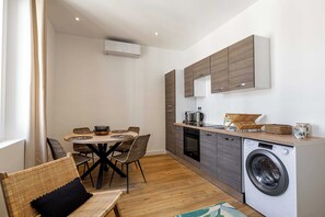 ثلاجة، ميكروويف، فرن، موقد طهي مسطح