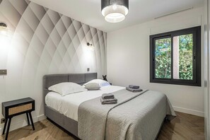 6 bedrooms, desk, iron/ironing board, free WiFi