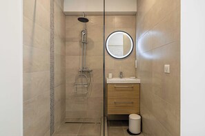 シャワー、ヘアドライヤー、タオル