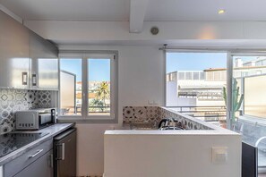 Fridge, microwave, oven, stovetop