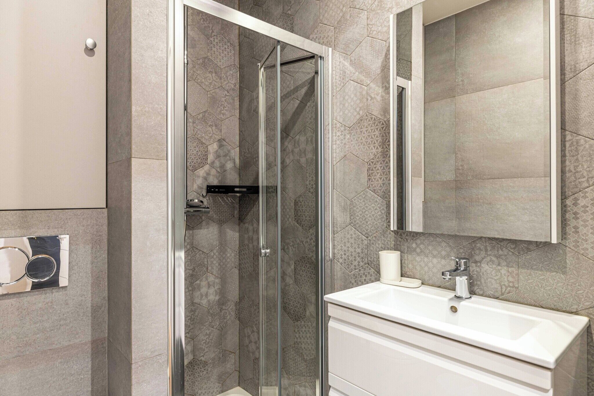 Douche, séchoir à cheveux, serviettes fournies