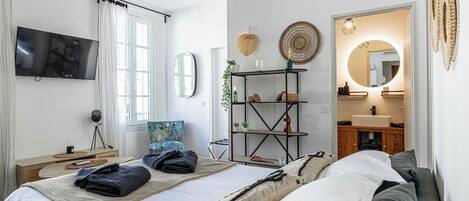 2 slaapkamers, een strijkplank/strijkijzer, internet, beddengoed