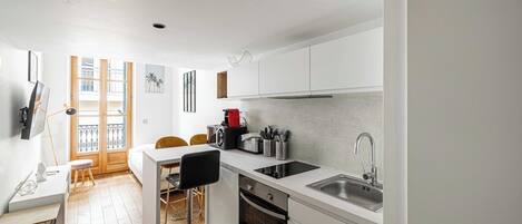 Réfrigérateur, micro-ondes, plaque de cuisson, cafetière/bouilloire