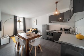 Kjøleskap, mikrobølgeovn, ovn og kokeplater