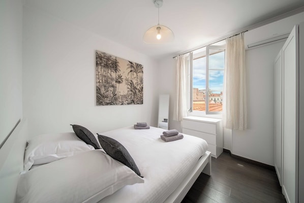 2 soverom, skrivebord, strykejern/-brett og wi-fi (inkludert)