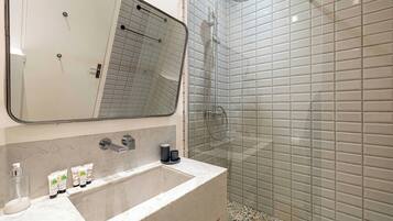 Een douche, een haardroger, handdoeken, shampoo