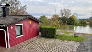 Un bâtiment rouge avec une cheminée, une fenêtre et le chiffre « 2 » sur le côté.