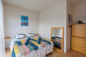 2 habitaciones, tabla de planchar con plancha y cuna de viaje 