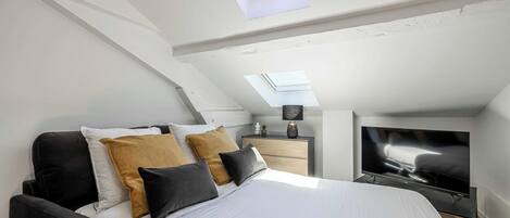 Iron/ironing board, free WiFi, bed sheets