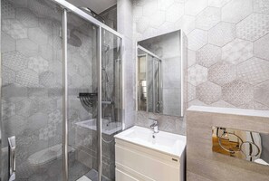 Douche, sèche-cheveux, serviettes fournies