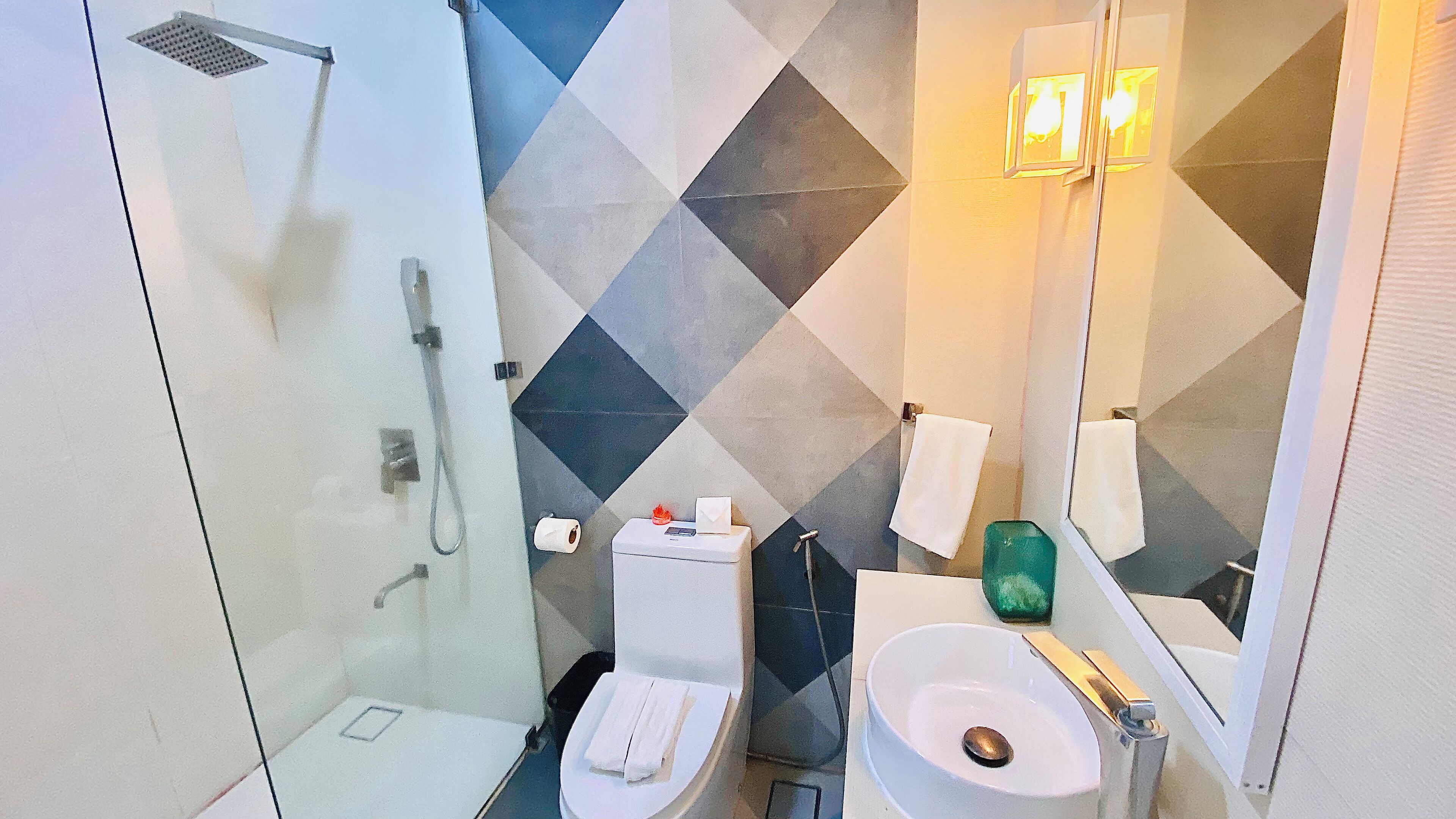 Camera Deluxe | Bagno | Doccia, pantofole, asciugamani, sapone