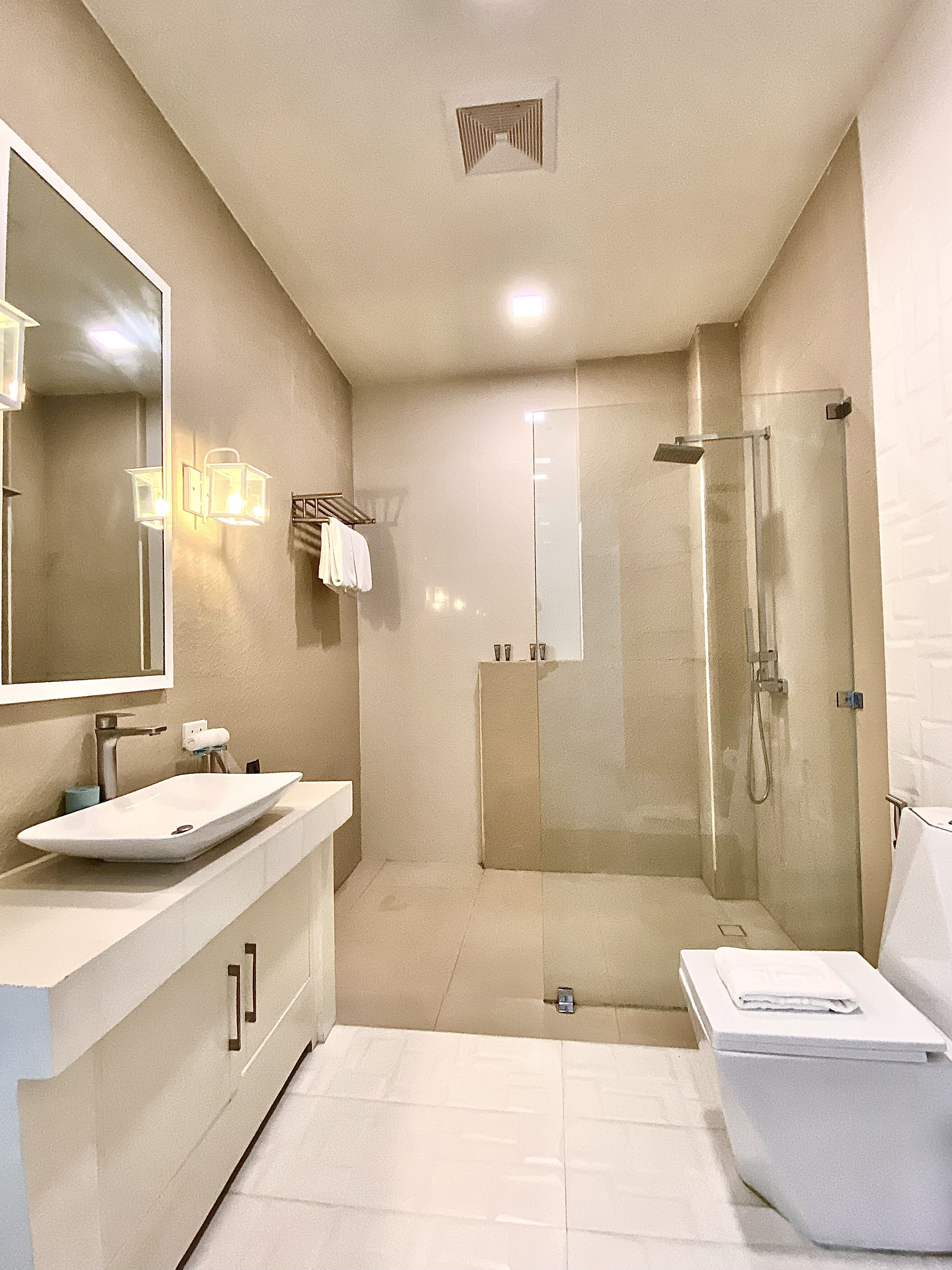 Standard Room | Bathroom | Shower, slippers, bidet, towels