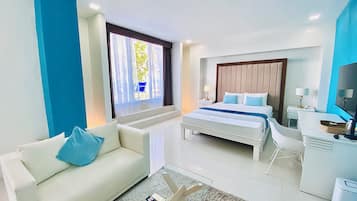 Junior-værelse | Pengeskab på værelset, skrivebord, arbejdsområde til bærbare computere