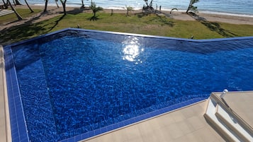 2 outdoor pools