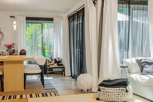 Charming 2-bedroom condo in peaceful Lake Forest, 1414ft, Good location