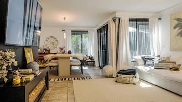 2 bedrooms, desk, WiFi, bed sheets