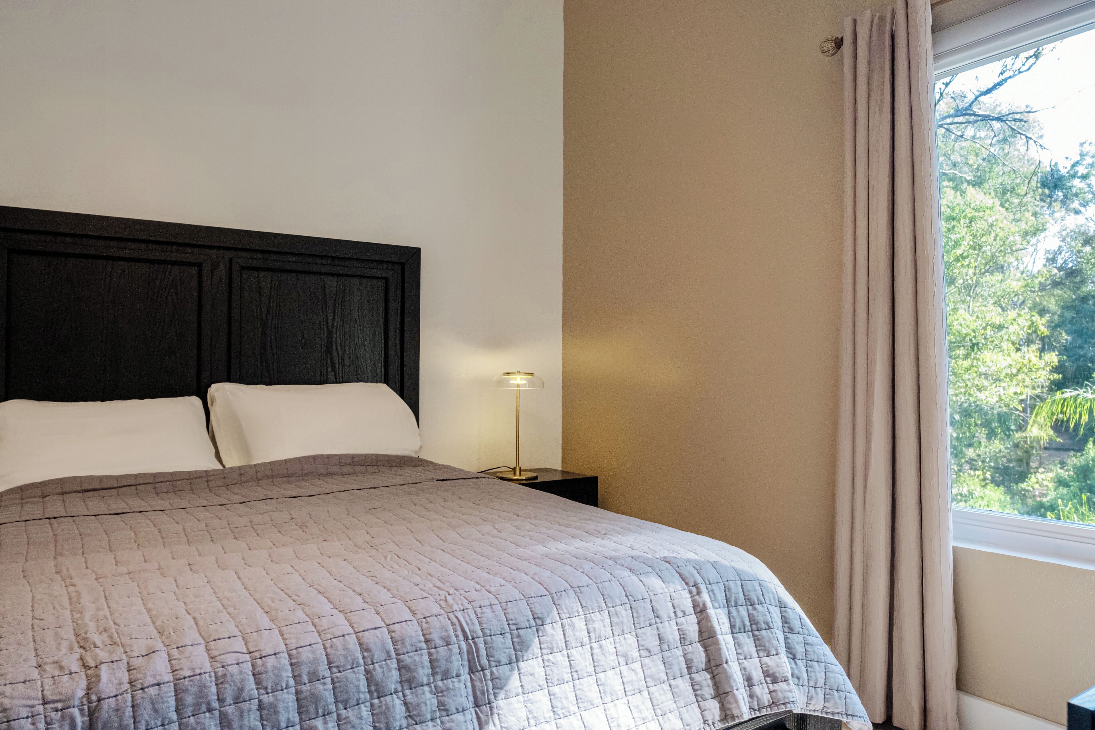 2 bedrooms, desk, WiFi, bed sheets