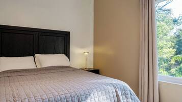 2 bedrooms, desk, WiFi, bed sheets