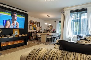 Smart TV, caminetto, stampante