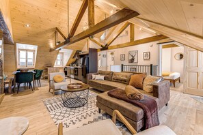 Apartment | Living area - Gorgeous 3 Bedroom 2-floor Old Townhouse (Québec)