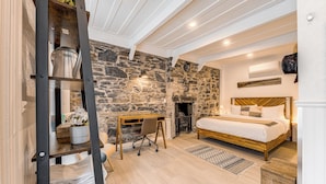 Apartment - Gorgeous 3 Bedroom 2-floor Old Townhouse (Québec)