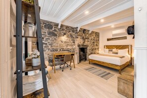 Apartment | 3 bedrooms, free WiFi - Gorgeous 3 Bedroom 2-floor Old Townhouse (Québec)