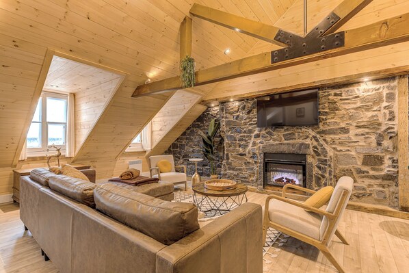 Apartment | Living area - Gorgeous 3 Bedroom 2-floor Old Townhouse (Québec)